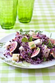 Salat mit Feigen, Birnen, Comté-Käse und Rotkohlsprossen