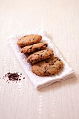 Chocolate chip and ground cocoa cookies