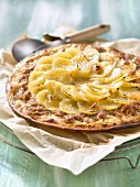 Pizza Sarthoise (mit Kartoffelscheiben, Rillettes und Creme Fraiche)