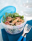 Take-Away-Salat mit Rucoa, Tomaten, geräucherter Pute und weisser Vinaigrette