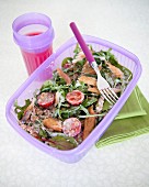 Take-Away-Salat mit Spinat, Tomaten, geräucherter Pute und weisser Vinaigrette