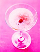 Champagner-Cocktail mit Erdbeere und Rhabarber