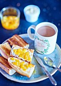 Frühstück mit Marmeladenbrot und heißer Schokolade