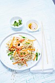 Asiatische Nudeln mit Garnelen und Gemüse