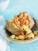 Baked potato stuffed with chicken and red pepper curry