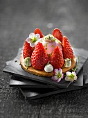 Saint-Honoré-Törtchen mit Erdbeeren und Limetten