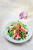 Lauwarmer Salat mit Rotbarben, Oliven, Kapern, Croûtons und Paprika