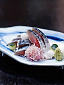 Makrelen-Sashimi, knackigem Gemüse und Wasabi