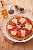 Blumenkohl-Pizza mit Tomaten und Mozzarella