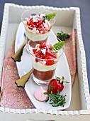 Erdbeer-Rhabarber-Kompott mit Basilikumcrem und Baisergebäck, in Gläsern serviert