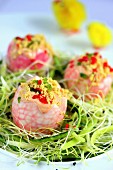Marmorierte Eier nach Art Ei Mimosa auf Zucchini-Sprossen-Bett