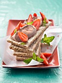 Knuspriges Sandwich mit Ganache und Erdbeeren