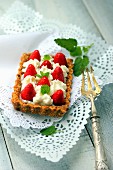 Bake-free strawberry and cream tart