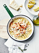 Spaghettis in creamy sauce with shrimps and thyme