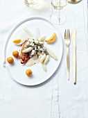 Perlhuhn-Supreme mit weißem Spargel, Pilzen, Champagnercreme und Dauphine-Kartoffeln