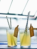 Pastis-Cocktail mit Ananasschalensaft und Sprudelwasser