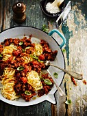 Spaghettis à la bolognaise with basil