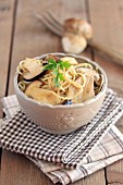 Bowl of spaghettis with ceps