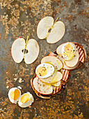 Bruschetta mit gegrillter Putenbrust, Ei und Apfel