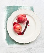 Pochierte weiße Pfirsiche mit Himbeer-Lakritz-Sirup