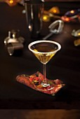 Cocktailglas mit Zuckerrand und Shaker