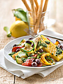 Salat aus Grillgemüse, Polenta und Oliven (vegetarisch)