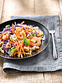Quinoa-Salat mit Rotkohl, Ingwer und Shrimps