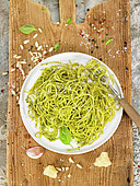 Spaghetti mit grünem Pesto und Parmesan (vegetarisch)