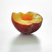 Halber Pfirsich vor weißem Hintergrund
