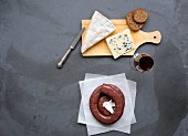 Verre de vin rouge et boudin noir à cuire