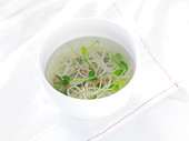 Chinesische Suppe mit Reisnudeln