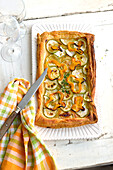 Courgette tart with yellow peppers (vegetarian)