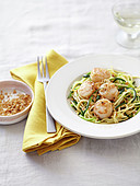 Spaghettis With Courgettes,Scallops And Fried Onions
