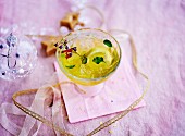 Cocktail mit Suze-Enzianlikör, Salbei, Mandarinensaft und Ananassaft