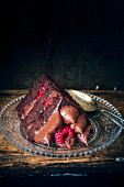 Ein Stück Naked Cake mit Schokoladenganache und Himbeeren