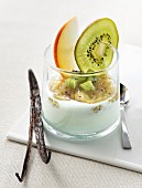 Naturjoghurt mit Kompott aus Kaki, Apfel, Kiwi und Vanilleschote