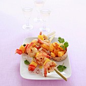 Spicy shrimp, diced melon and tomato brochettes