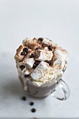 Tasse heiße Schokolade mit Marshmallows und Schokotropfen (Draufsicht)