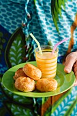 Maniok-Brötchen mit Käse, Kokos-Ananas-Shake