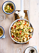 Reissalat mit Huhn, Ananas und Tomaten.