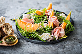 Salat mit Melone, geräuchertem Schinken und Mozzarella