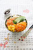 Asiatische Buddha Bowl mit Reisnudeln, Karotten, Mango, Gurke, Garnelen, Erdnüssen und Sojasauce