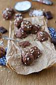 Schokoladen-Chouquettes mit Hagelzucker