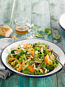 Gemischter grüner Salat mit Möhren, dicken Bohnen, Rosinen und Pinienkernen (vegan)