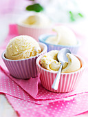 Vanilleeiskugel in rosa Dessertförmchen
