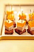 Häppchen mit Foie Gras und Armagnac-Gelee auf geröstetem Honigbrot