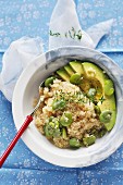 Quinoa-Salat mit frischen Saubohnen und Avocado