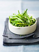 Extra thin green beans with onions