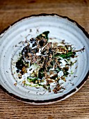 Salat mit geschmortem Kohl, Algen und Wiltshire-Trüffelcreme