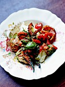 Tomatenpüree und Tomatensalat, gegrillter Oktopus mit frischen Kräutern